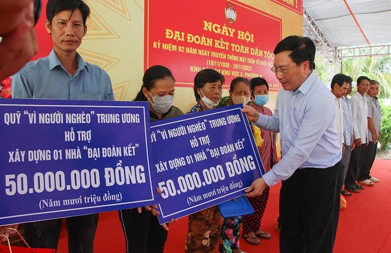 Phó Thủ tướng Thường trực Chính phủ trao hỗ trợ nhà Đại đoàn kết cho hộ nghèo, khó khăn về nhà ở.