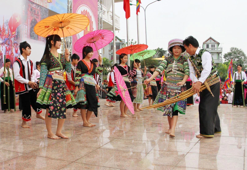 Biểu diễn múa khèn dân tộc Mông tại các ngày hội lớn.