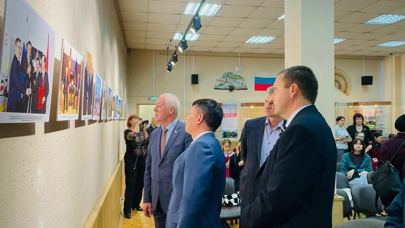 Các đại biểu xem ảnh về quan hệ Việt-Nga.