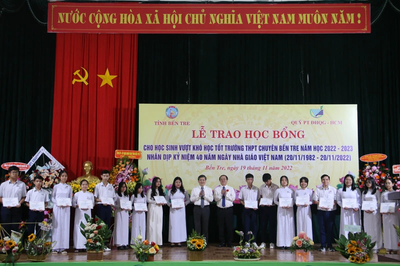 Lãnh đạo tỉnh Bến Tre và Đại diện Quỹ phát triển Đại học Quốc gia Thành phố Hồ Chí Minh trao học bổng cho học sinh trường Trung học Phổ thông Chuyên Bến Tre.
