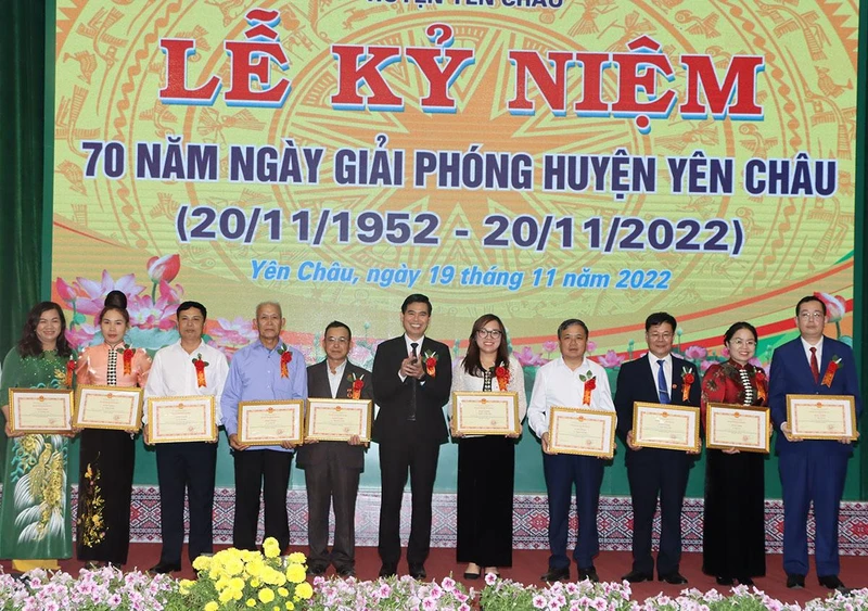 Chủ tịch Ủy ban Nhân dân tỉnh Sơn La tặng Bằng khen cho các tập thể, cá nhân. 