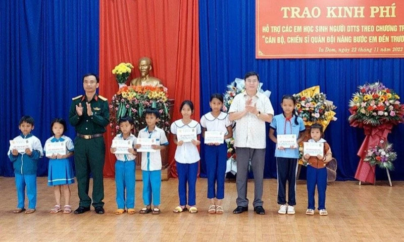 Tại buổi trao kinh phí hỗ trợ cho các em học sinh. 