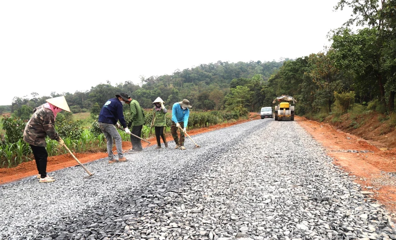 Nhựa hóa đường giao thông ra vùng biên giới huyện Ea Súp, tỉnh Đắk Lắk.