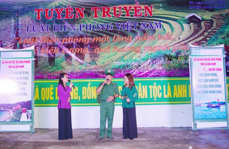 Đội Tuyên truyền văn hóa của Bộ đội Biên phòng Quảng Nam biểu diễn văn nghệ phục vụ người dân ở khu vực biên giới. 