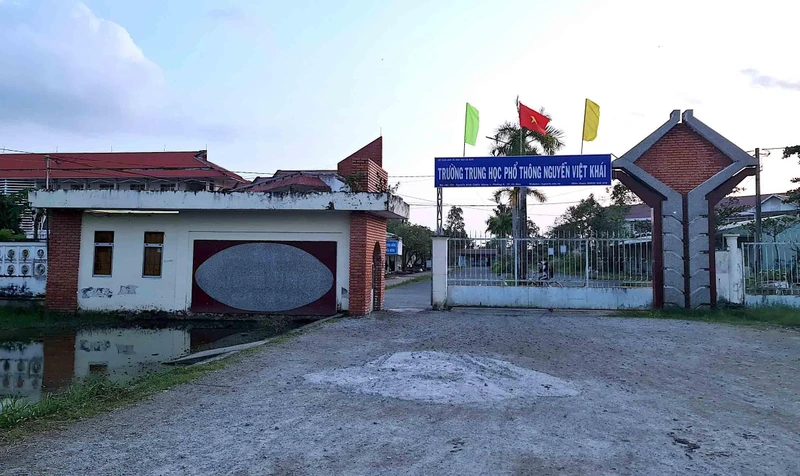 Khu vực ngoài cổng Trường Trung học phổ thông Nguyễn Việt Khái, nơi xảy ra vụ học sinh đánh nhau nhập viện vào trưa 12/12. 