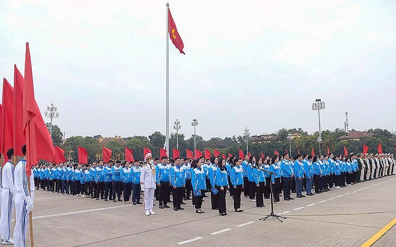 980 đại biểu Đại hội Đoàn toàn quốc lần thứ XII làm lễ báo công và vào Lăng viếng Chủ tịch Hồ Chí Minh.