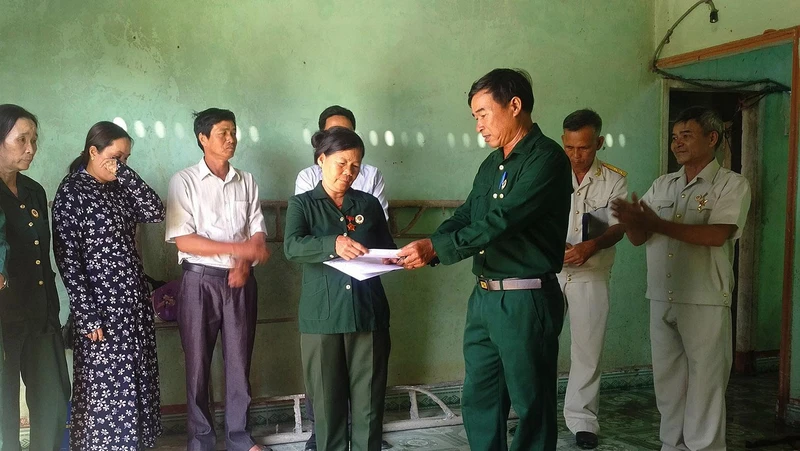 Trao tiền hỗ trợ xóa nhà tạm cho cựu chiến binh Lê Thị Hưởng, thôn Đắk Lợi, xã Đắk Ngọk.