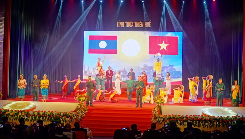 Tiết mục biểu diễn văn nghệ chào mừng buổi gặp mặt nhân kỷ niệm thiết lập quan hệ ngoại giao Việt Nam-Lào.