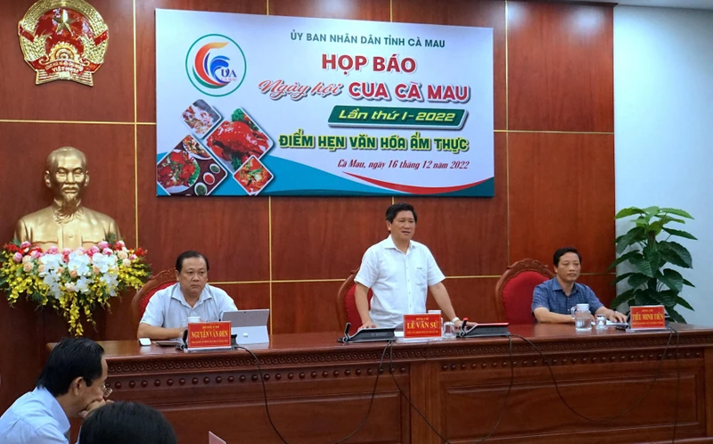Phó Chủ tịch Ủy ban nhân dân tỉnh Cà Mau Lê Văn Sử (đứng) cung cấp thông tin tại buổi họp báo vào chiều 16/12.