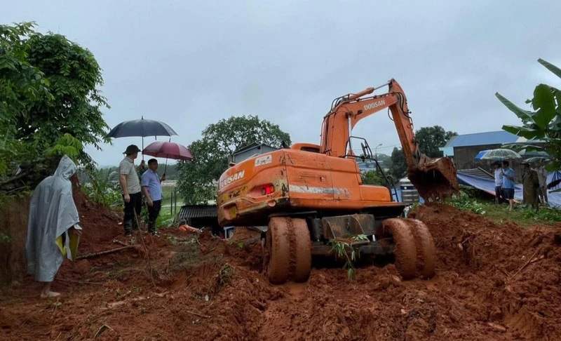 Tháng 5/2022, gia đình bà Dương Thị Thắm ở thị trấn Hùng Sơn được huyện Đại Từ, tỉnh Thái Nguyên huy động phương tiện khắc phục sạt lở. 