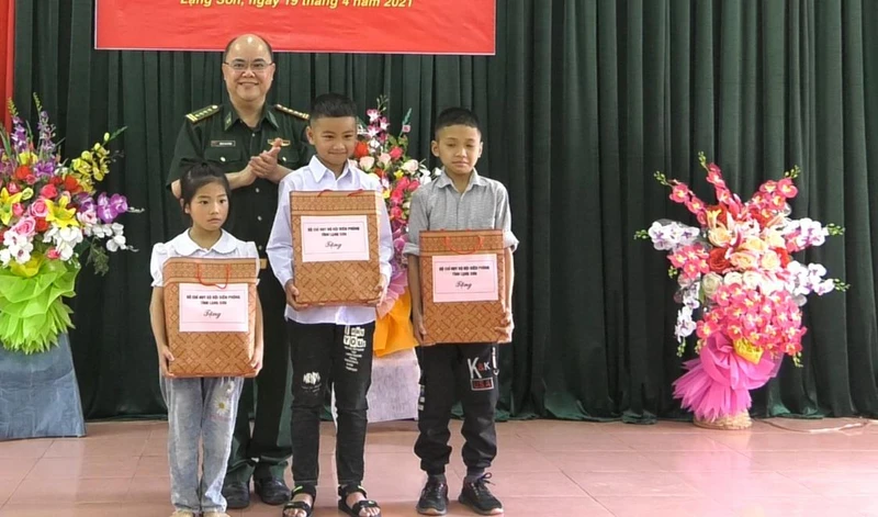 Cán bộ chiến sĩ đồn biên Phòng Chi Lăng, Lộc Bình (Lạng Sơn) tặng sách vở cho các em học sinh là con nuôi đồn biên phòng.