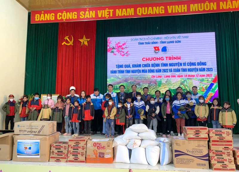 Tổng số quà trao tặng cho trẻ em, người dân vùng cao tỉnh Lạng Sơn trị giá 250 triệu đồng.