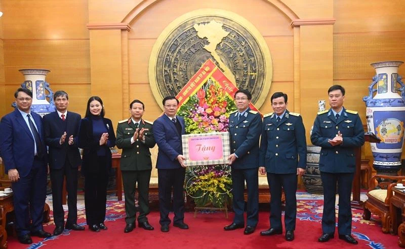 Bí thư Thành ủy Hà Nội Đinh Tiến Dũng tặng quà cán bộ, chiến sĩ Bộ Tư lệnh Quân chủng Phòng không - Không quân.