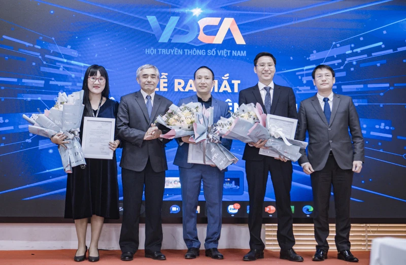 Hội Truyền thông số Việt Nam trao Quyết định thành lập Câu lạc bộ Liên minh sáng tạo nội dung số Việt Nam.
