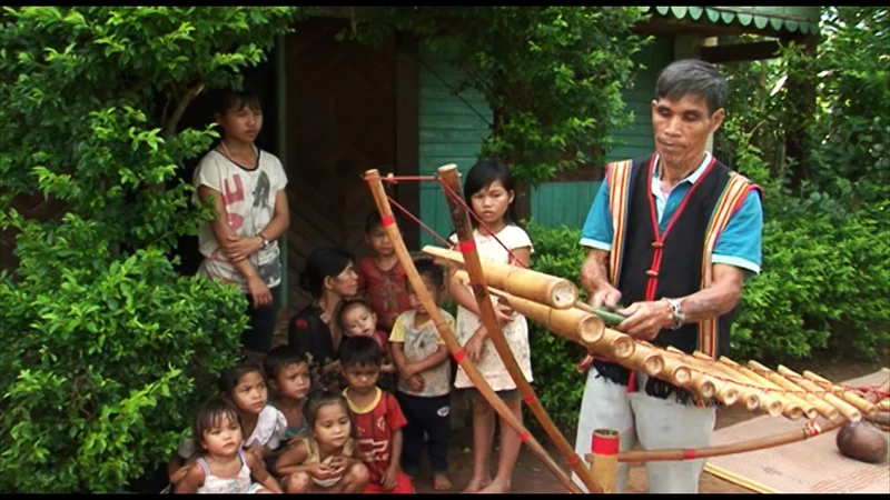 Già làng, Nghệ nhân ưu tú A Plung tận tình với văn hóa dân gian.