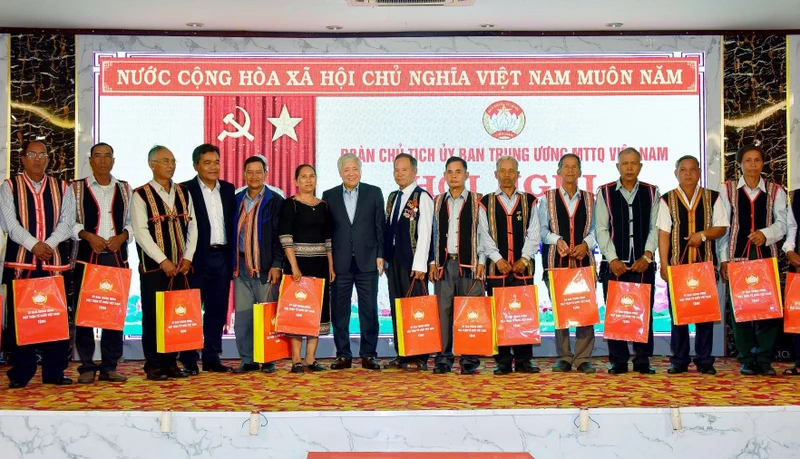 Chủ tịch Ủy ban Trung ương Mặt trận Tổ quốc Việt Nam Đỗ Văn Chiến tặng quà cho các đại biểu dự hội nghị. 