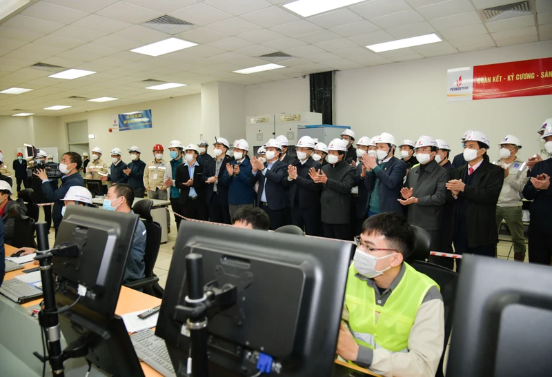 Đoàn công tác của Uỷ ban làm việc tại Nhà máy Nhiệt điện Thái Bình (Ảnh Minh Tâm)