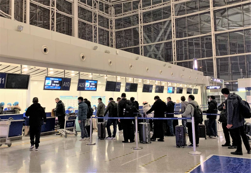 Hành khách làm thủ tục lên máy bay tại Sân bay Tân Hải, thành phố Thiên Tân. (Ảnh: HỮU HƯNG)