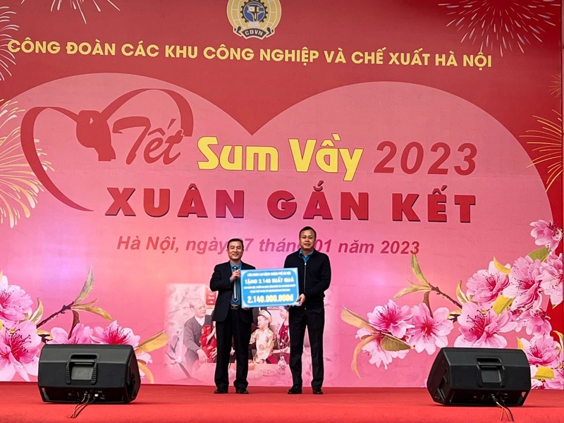 Chủ tịch Liên đoàn Lao động thành phố Hà Nội Phạm Quang Thanh trao biển tượng trưng tặng 2.140 suất quà tới đoàn viên, người lao động KCN-CX Hà Nội.