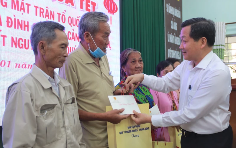 Phó Thủ tướng Chính phủ Lê Minh Khái trao quà cho người nghèo huyện Bến Lức, Long An.