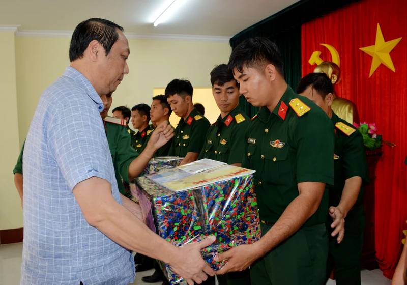 Chủ tịch Ủy tịch Ủy ban nhân dân tỉnh Kiên Giang Lâm Minh Thành tặng quà các lực lượng vũ trang thuộc Trung đoàn 152, Quân khu 9. 