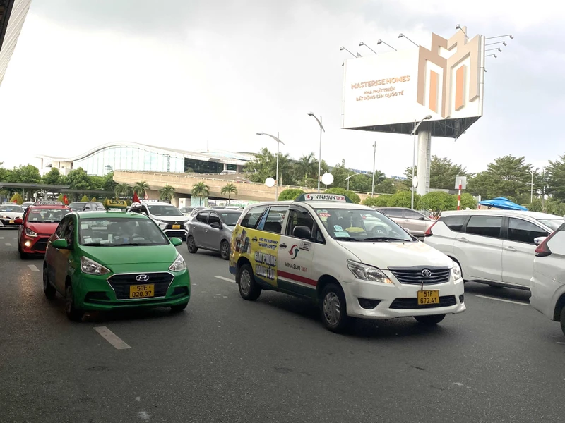 Taxi đưa đón hành khách tại sân bay Tân Sơn Nhất.