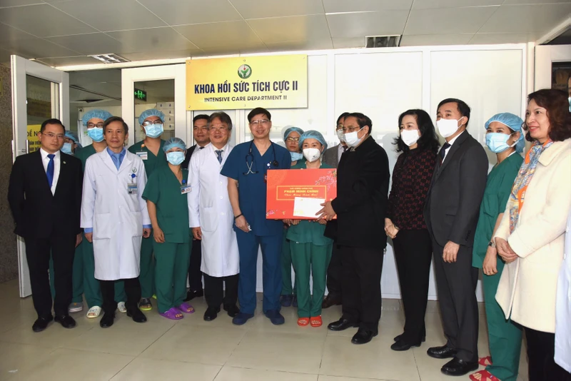 Thủ tướng Phạm Minh Chính thăm hỏi và chúc Tết y bác sĩ đang trực tại Khoa hồi sức tích cực 2.