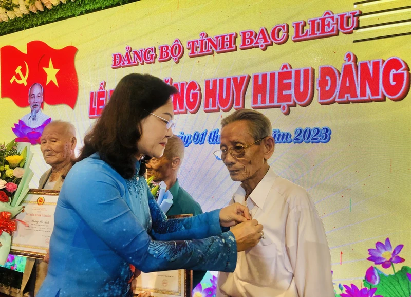 Đại diện lãnh đạo Tỉnh ủy Bạc Liêu trao Huy hiệu Đảng tặng các đảng viên.