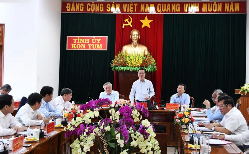 Đồng chí Võ Văn Thưởng phát biểu kết luận buổi làm việc.