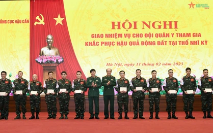 Trung tướng Đỗ Văn Thiện và Thiếu tướng Nguyễn Hùng Thắng trao quà động viên các thành viên Đội Quân y trước lúc lên đường làm nhiệm vụ.