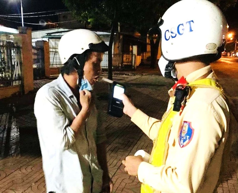 Lực lượng Cảnh sát giao thông, Công an thị xã Buon Hồ, tỉnh Đắk Lắk kiểm tra nồng độ cồn các trường hợp tham gia điều khiển phương tiện giao thông.