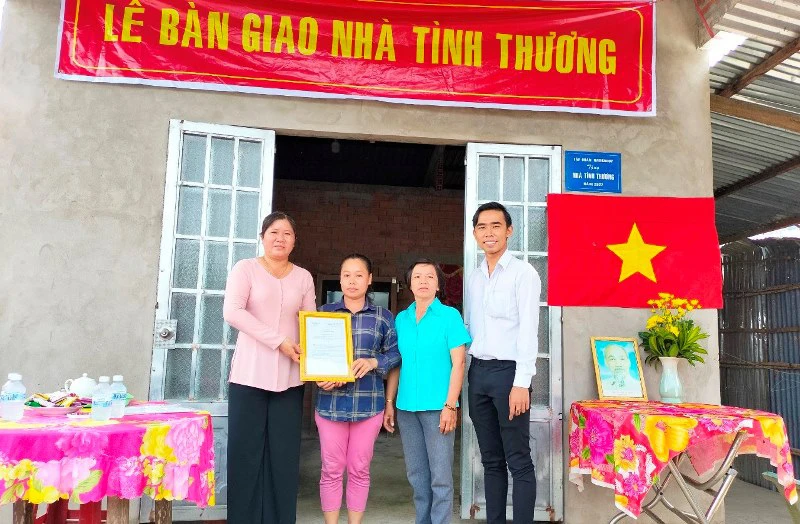 Bà Nguyễn Thị Oanh (ấp Vĩnh Hiệp, xã Vĩnh Thành) nhận nhà tình thương do Tập đoàn Namgroup tài trợ.
