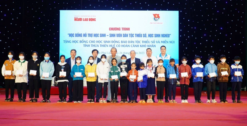 Nguyên Phó Thủ tướng Thường trực Chính phủ Trương Hòa Bình cùng các đồng chí lãnh đạo trao các phần quà cho các em học sinh nghèo.