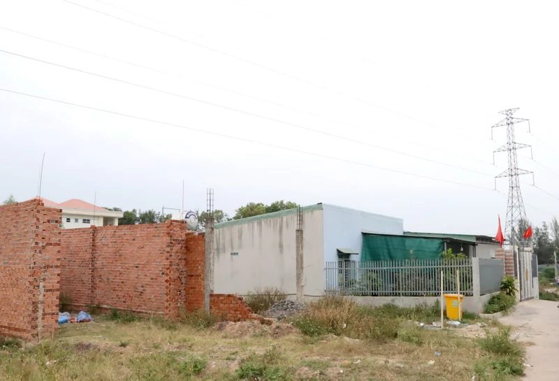 Nhiều công trình nhà ở xây dựng trái phép dưới đường điện cao áp ở tờ bản đồ số 18, thị trấn Hiệp Phước, huyện Nhơn Trạch.