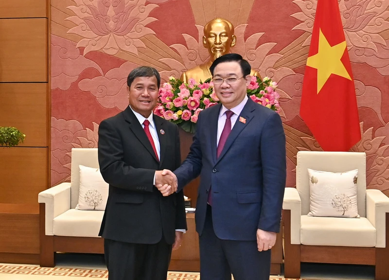 Chủ tịch Quốc hội Vương Đình Huệ nồng nhiệt chào mừng Phó Chủ tịch Quốc hội Lào Khambay Damlath.