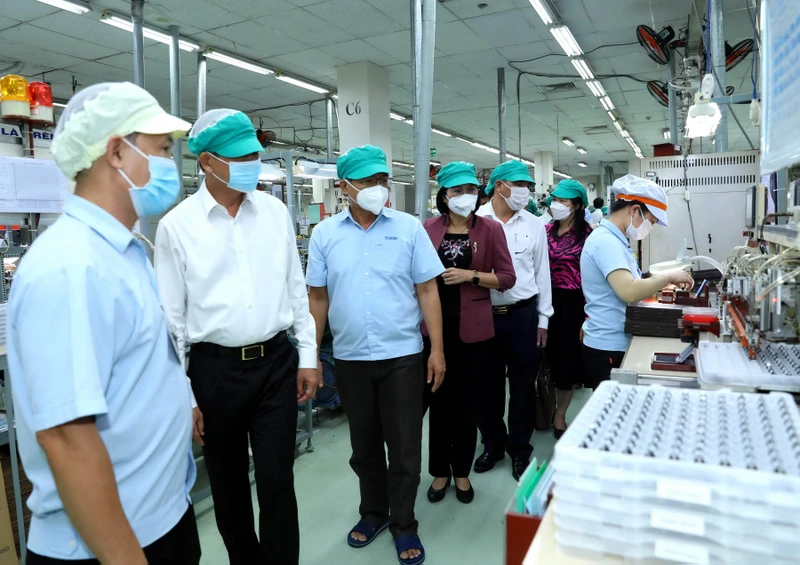 Lãnh đạo tỉnh Đồng Nai kiểm tra tại một nhà máy ở khu công nghiệp Biên Hòa 2.