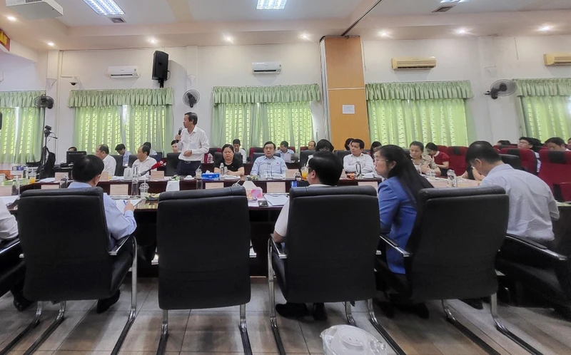 Đại diện sở Y tế Thành phố Hồ Chí Minh báo cáo tại buổi giám sát.