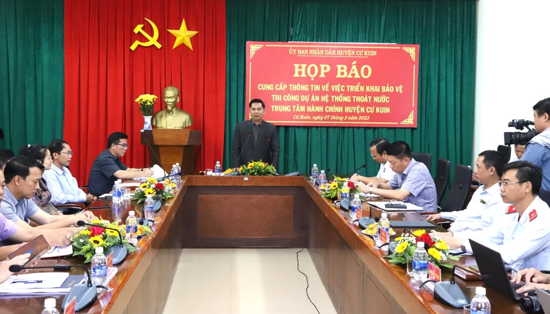 Chủ tịch Ủy ban nhân dân huyện Cư Kuin Võ Tấn Huy khẳng định, việc triển khai Dự án hệ thống thoát nước trung tâm hành chính huyện Cư Kuin đã được Ủy ban nhân dân huyện thực hiện theo quy trình, thủ tục, đúng quy định của pháp luật.