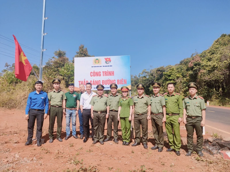 Tuổi trẻ Công an các đơn vị bên công trình “Thắp sáng đường biên”.