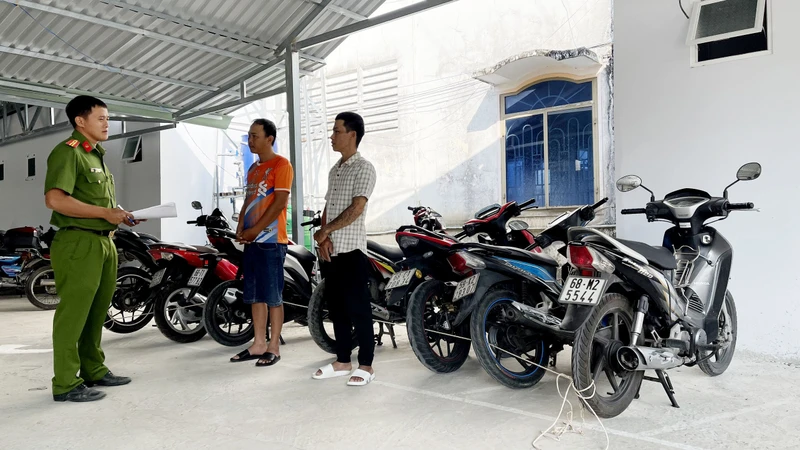 Đối tượng Đặng Xuân Hải và Nguyễn Kim Giàu cùng xe máy trộm cắp.