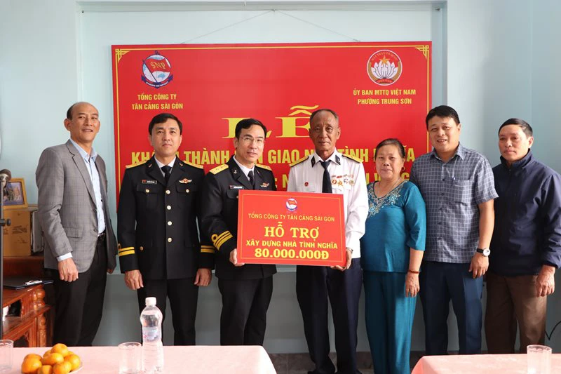 Các đơn vị bàn giao nhà tình nghĩa cho gia đình ông Nguyễn Hữu Vang, trú tại phường Trung Sơn, thành phố Sầm Sơn, tỉnh Thanh Hóa.