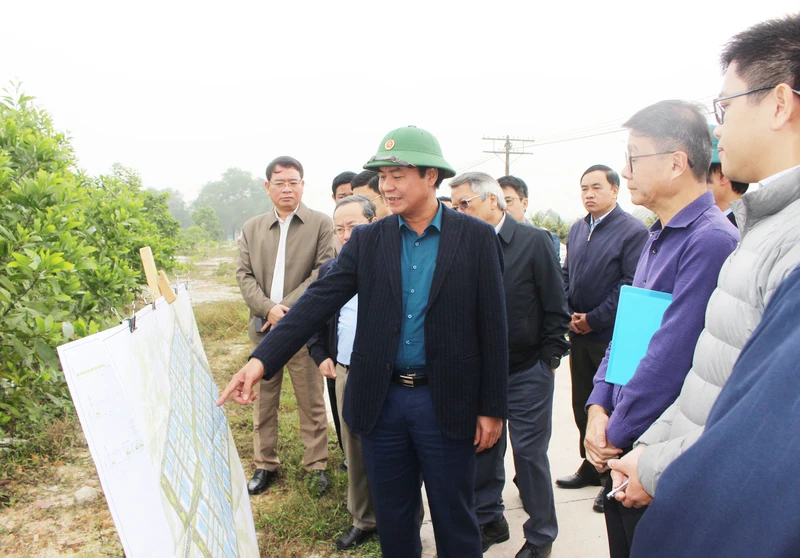Đồng chí Võ Văn Hưng kiểm tra công tác giải phóng mặt bằng dự án Khu công nghiệp Quảng Trị ở huyện Hải Lăng.