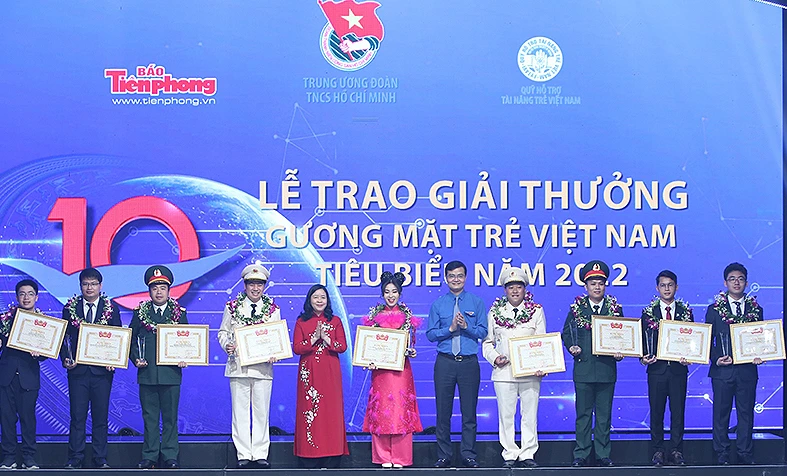 Các đồng chí Bùi Thị Minh Hoài, Bùi Quang Huy (lần lượt thứ 5 và 7 từ trái sang) trao Giải thưởng Gương mặt trẻ Việt Nam tiêu biểu năm 2022 tặng các cá nhân xuất sắc tại buổi lễ.