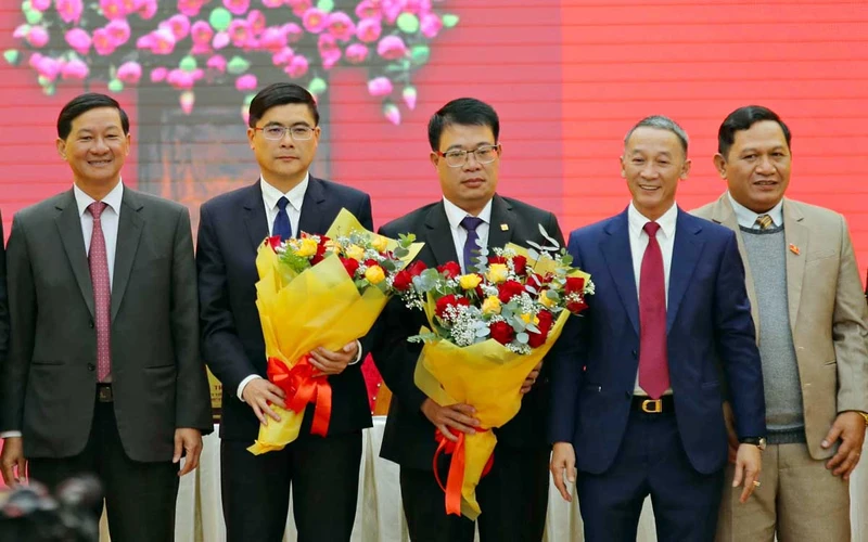 Tại kỳ họp thứ 9 HĐND tỉnh, ông Nguyễn Ngọc Phúc (giữa) được bầu giữ chức Phó Chủ tịch UBND tỉnh Lâm Đồng. 