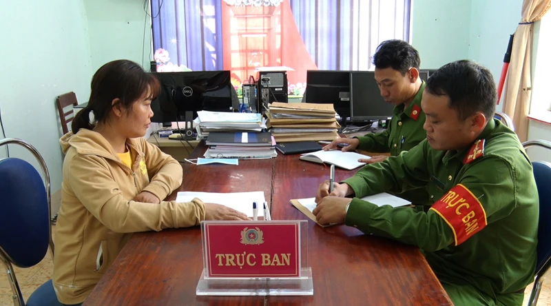 Chị Phạm Thị Nga trình báo thông tin vụ việc tại Công an xã Hà Mòn.