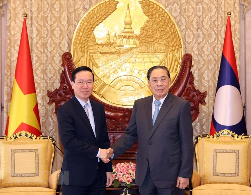 Chủ tịch nước Võ Văn Thưởng với nguyên Tổng Bí thư, Chủ tịch nước Lào Choummaly Sayasone. (Ảnh:TTXVN)