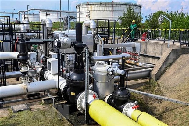 Hệ thống đường ống dẫn dầu Druzhba nối giữa Hungary và Nga gần Szazhalombatta, Hungary. (Ảnh: AFP/TTXVN)
