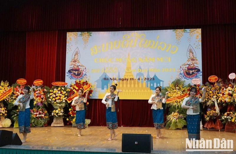 Một tiết mục văn nghệ chào mừng Tết Bun Pi May tại Đại sứ quán Lào.