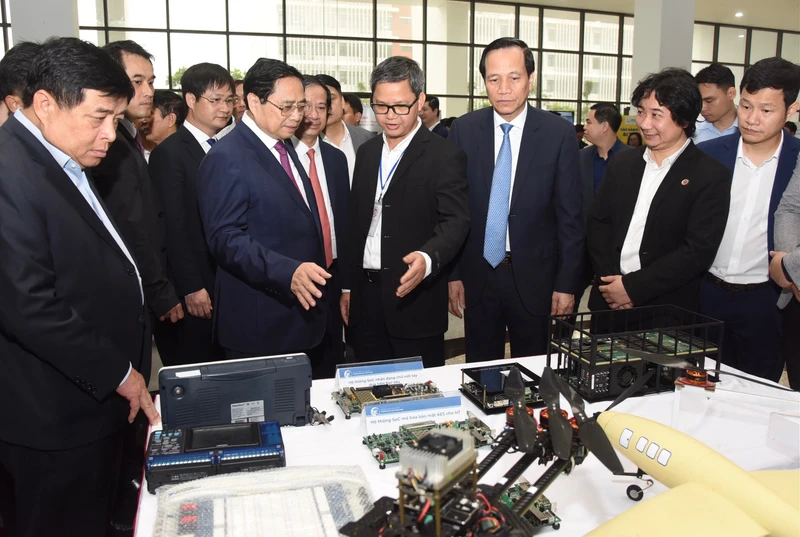 Thủ tướng Phạm Minh Chính tham quan các sản phẩm nghiên cứu của sinh viên Đại học Quốc gia Hà Nội.