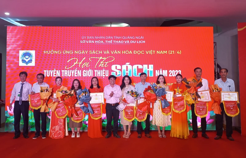  Lãnh đạo Sở Văn hóa, Thể thao và Du lịch tỉnh Quảng Ngãi trao Giấy khen cho các đơn vị tham gia Hội thi tuyên truyền giới thiệu sách năm 2023.